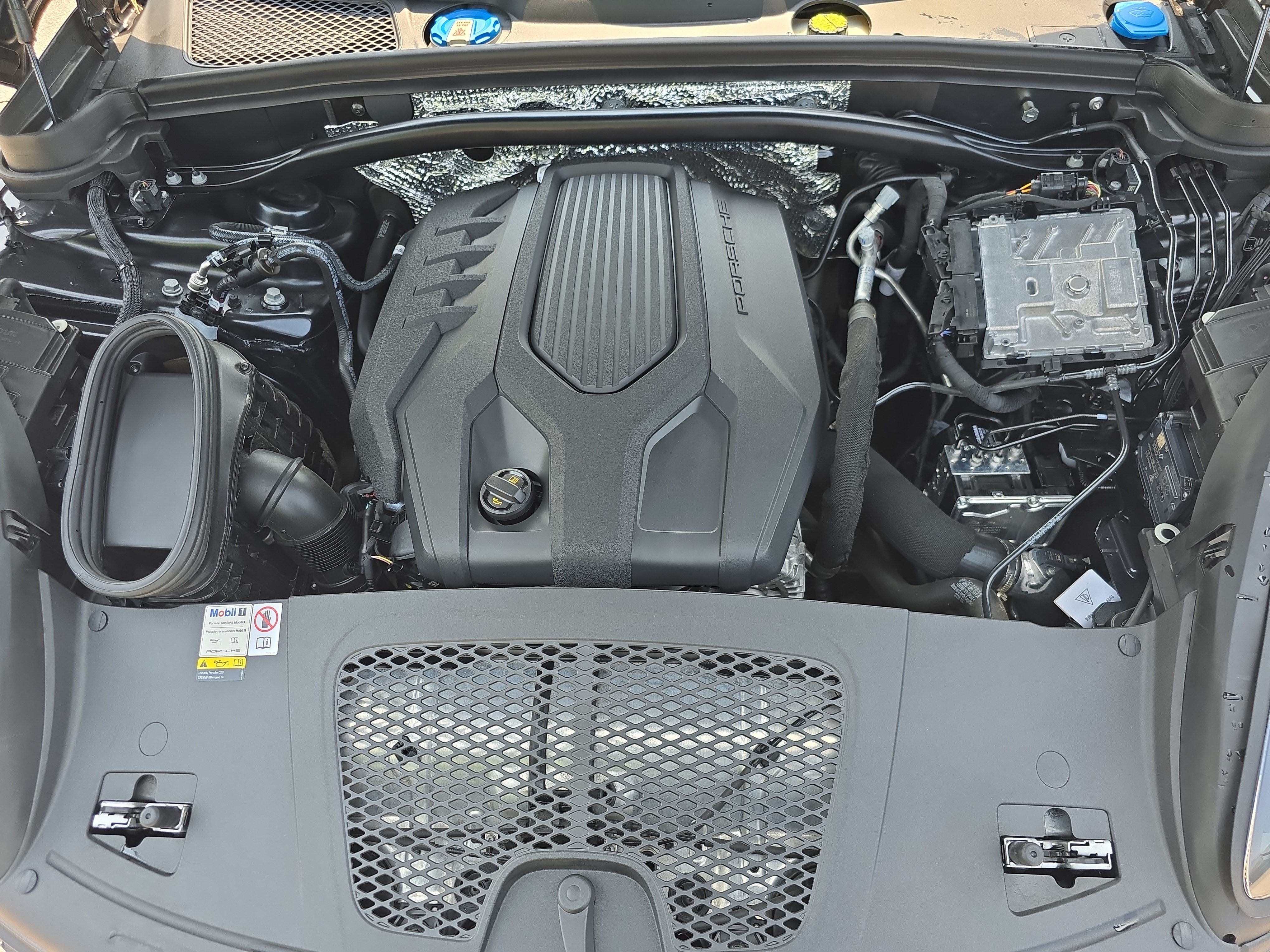 Used 2023 Porsche Macan Turbo AWD/4WD image 27