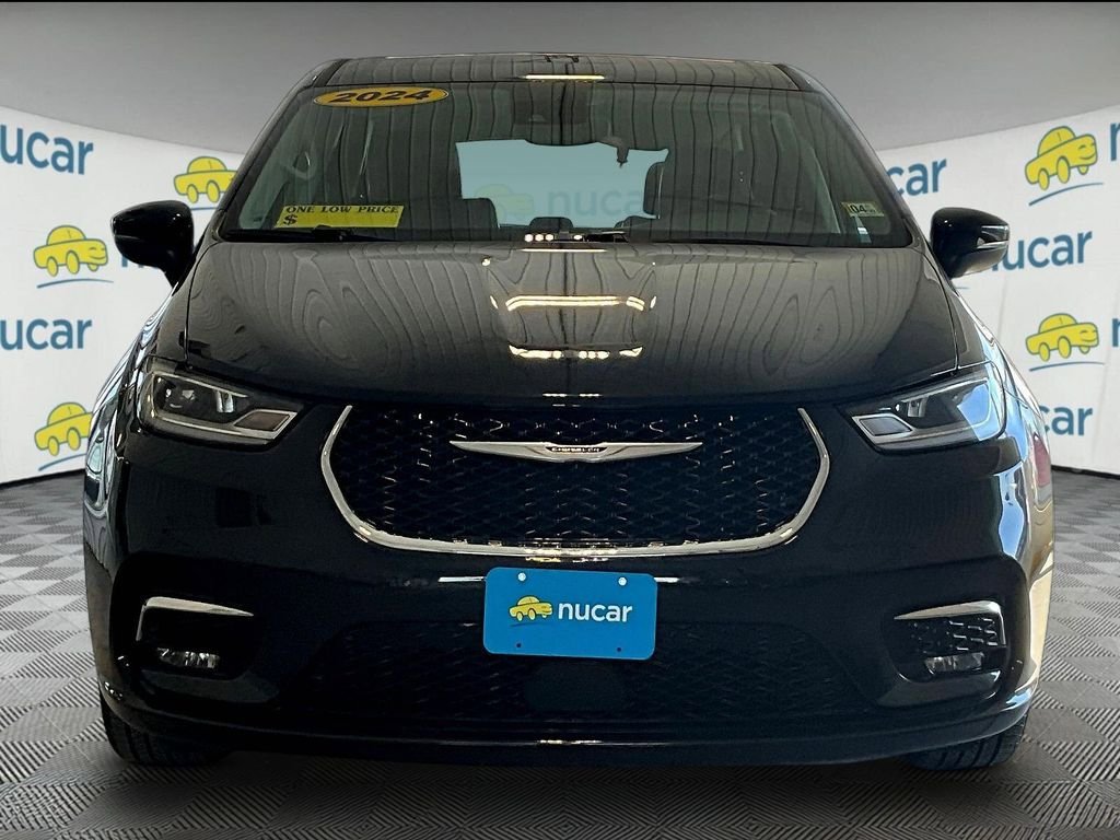 Used 2023 Chrysler Pacifica Touring-L FWD image 2