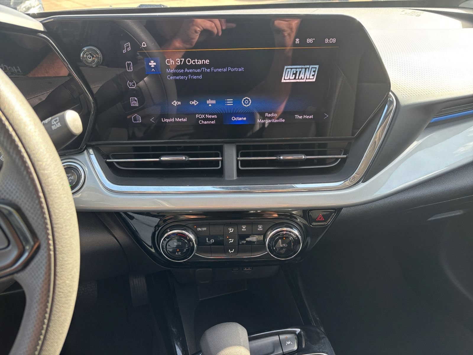 Used 2025 Chevrolet Trax LT FWD image 17