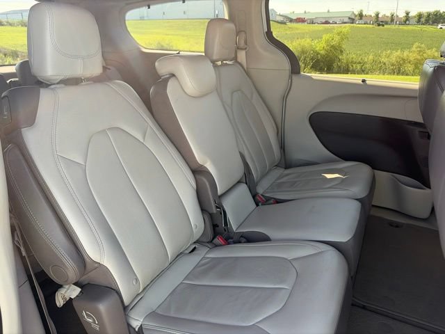 Used 2017 Chrysler Pacifica Touring-L w/ Tire & Wheel Group FWD image 16