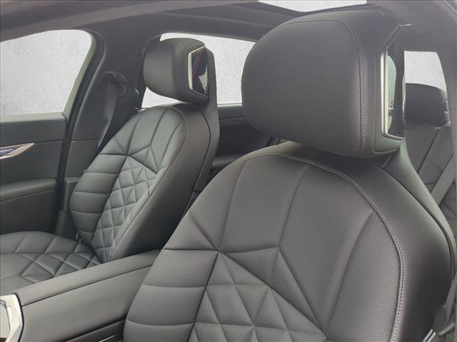 Used 2025 BMW 740i xDrive w/ Premium Package image 17