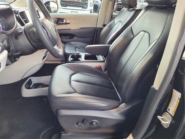 Used 2024 Chrysler Pacifica Select image 15