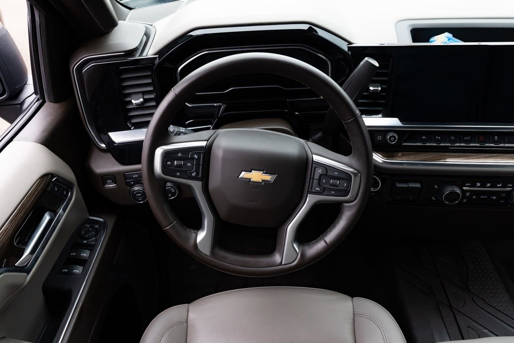Used 2023 Chevrolet Silverado 1500 LT w/ Leather Package image 11