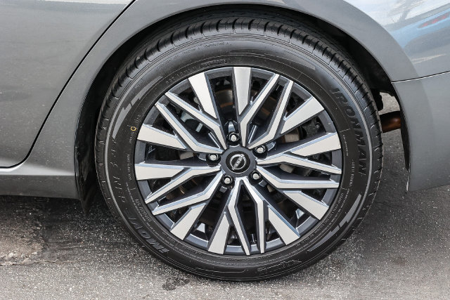 Used 2025 Nissan Altima 2.5 SV FWD image 8