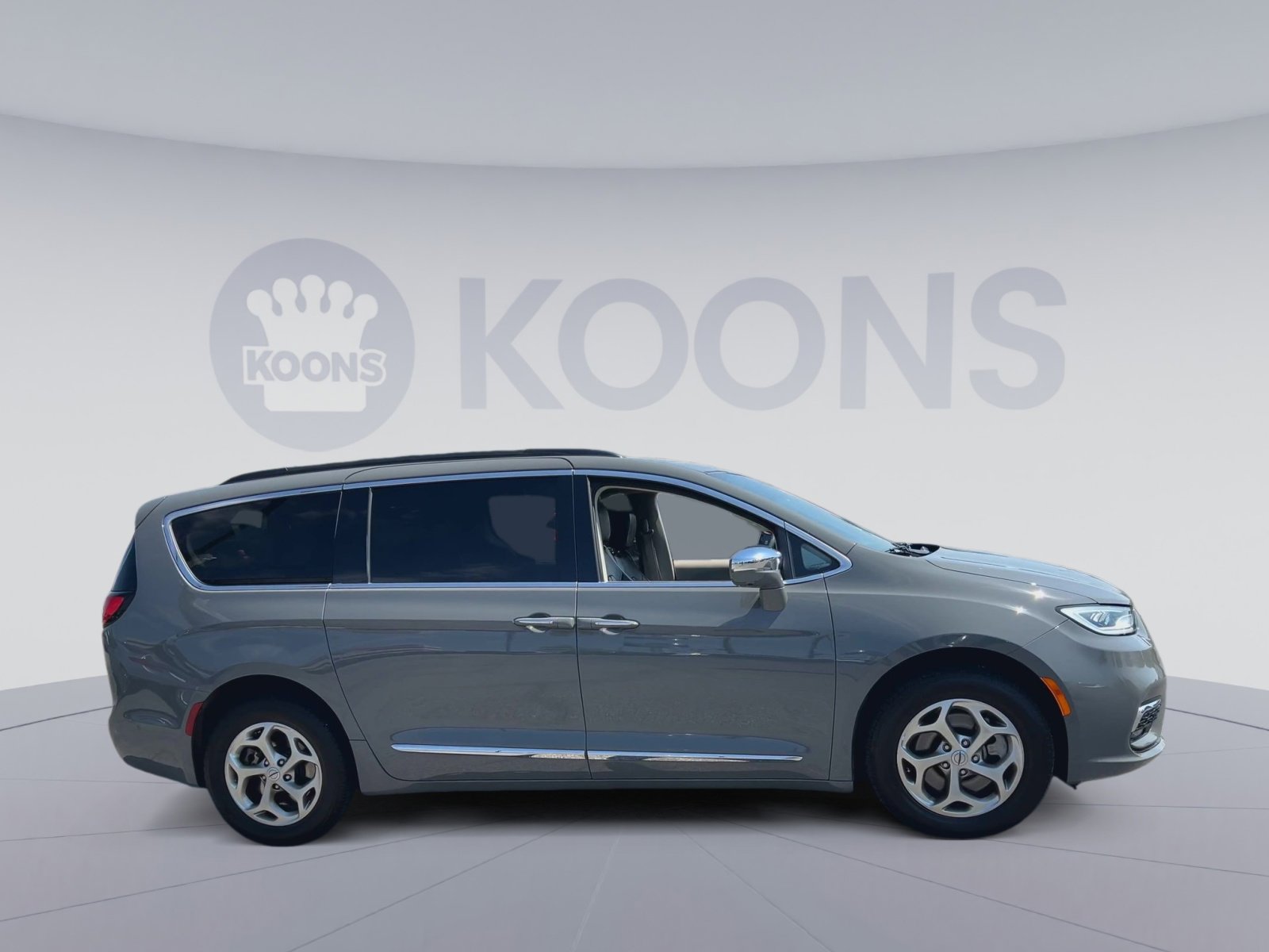 Used 2022 Chrysler Pacifica Limited AWD/4WD image 2