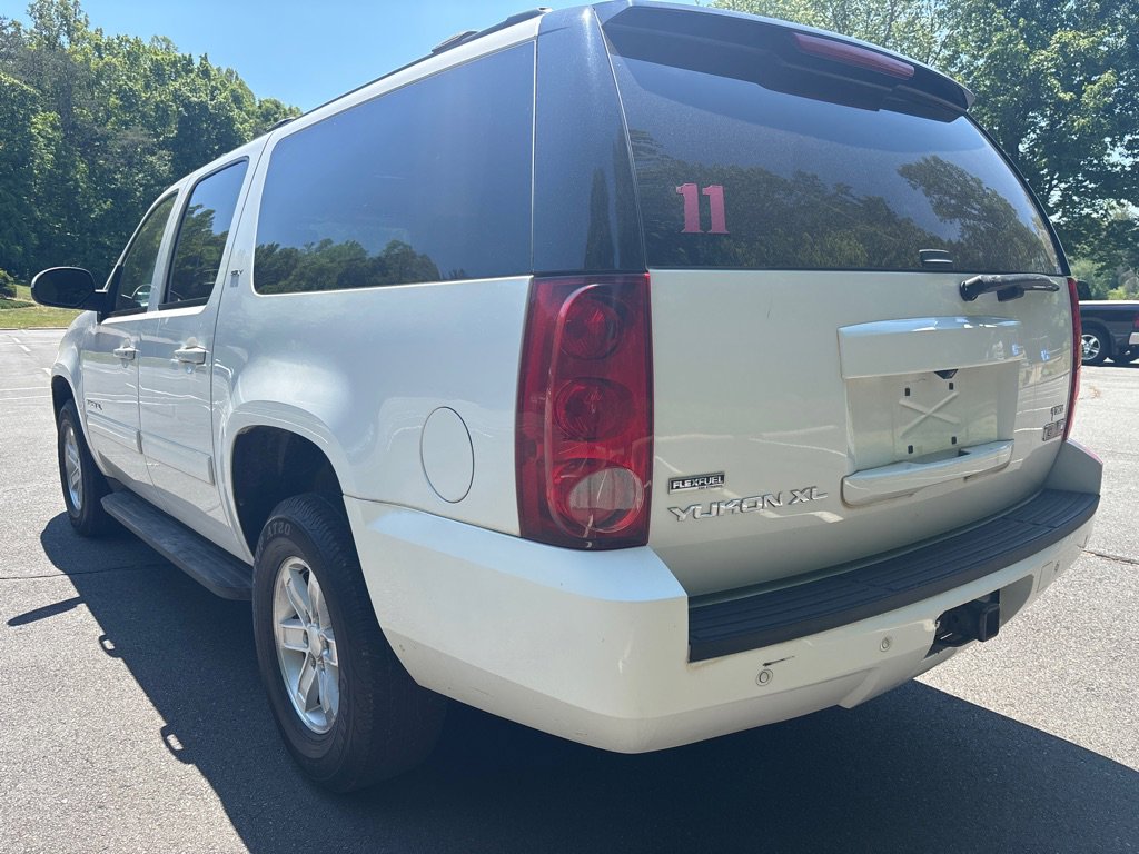 Used 2011 GMC Yukon XL SLT w/ SLT-2 Equipment Package AWD/4WD image 3