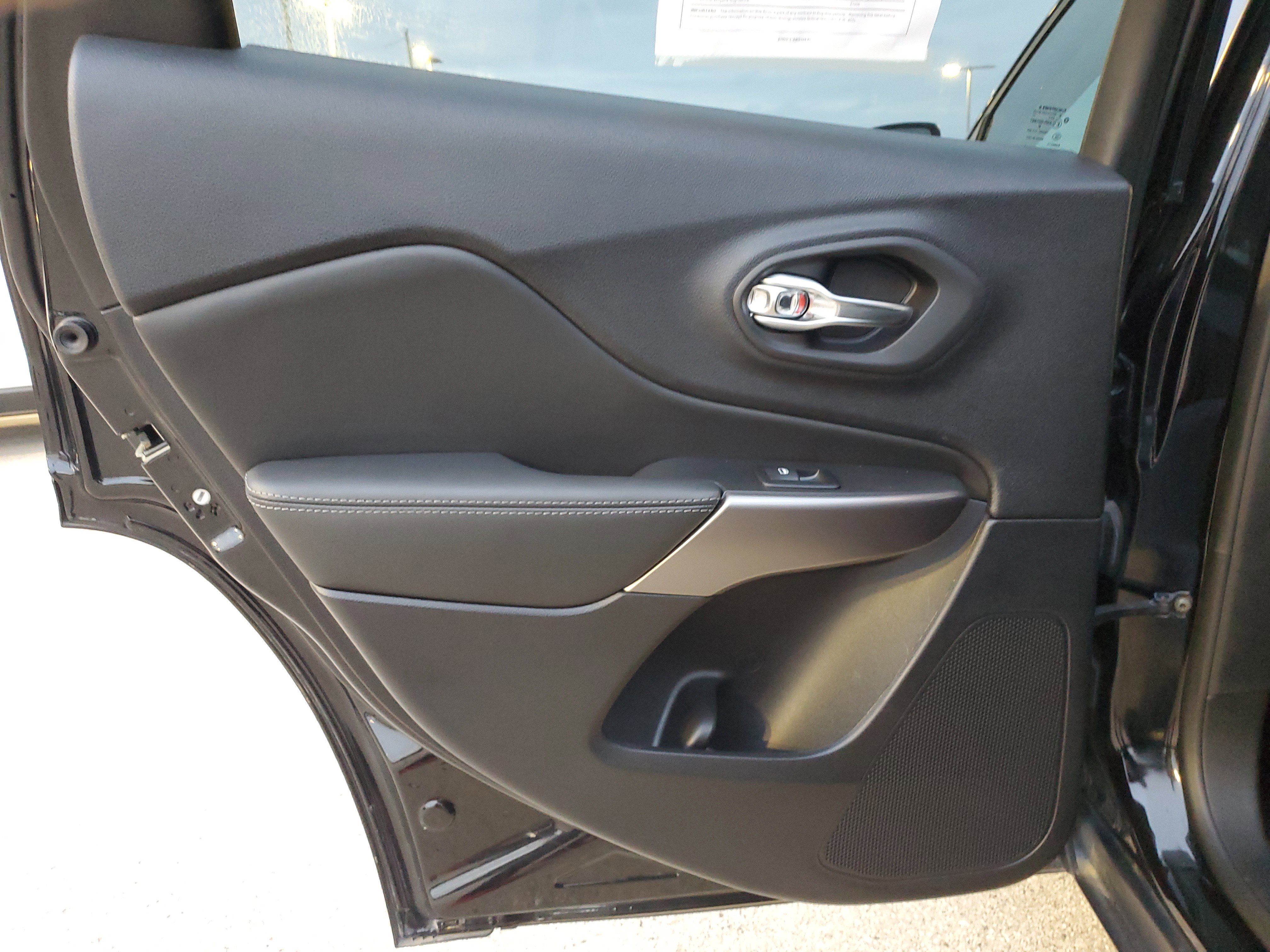 Used 2022 Jeep Cherokee Limited w/ Elite Package image 9