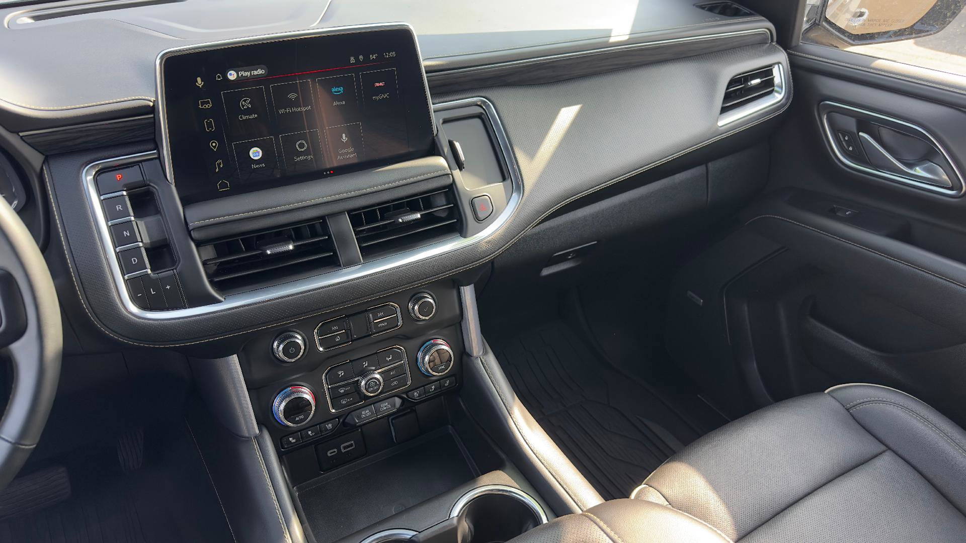 Used 2024 GMC Yukon SLT w/ SLT Luxury Package image 14