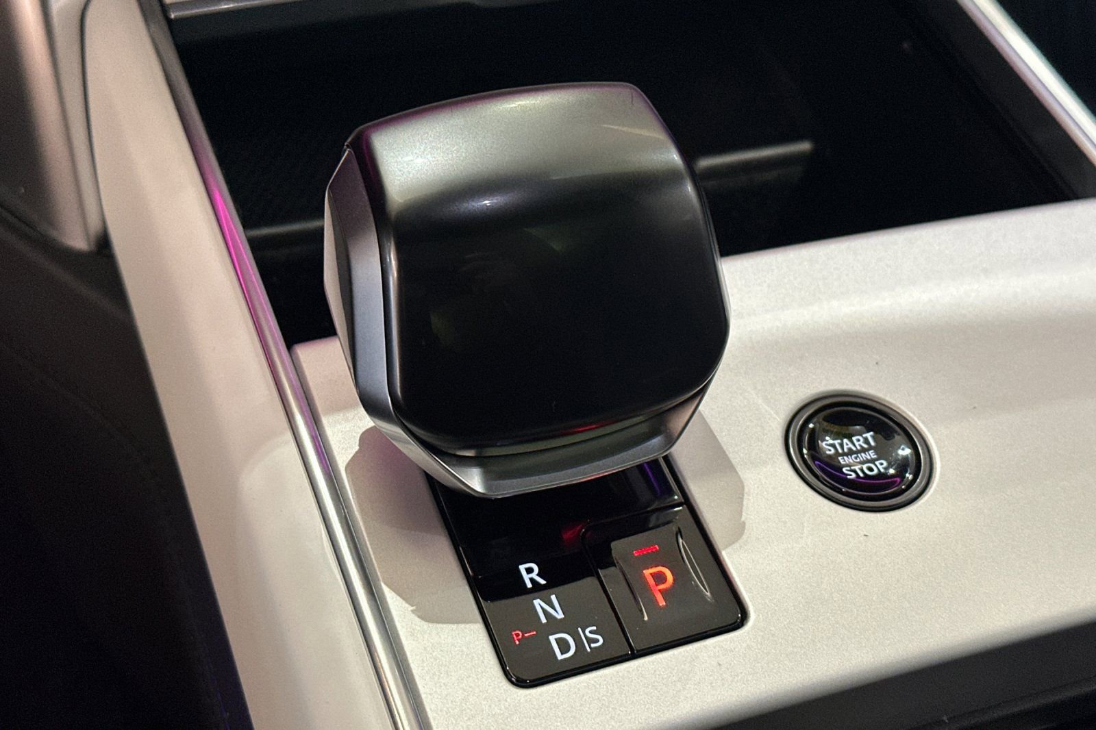 Used 2025 Land Rover Range Rover SV image 24