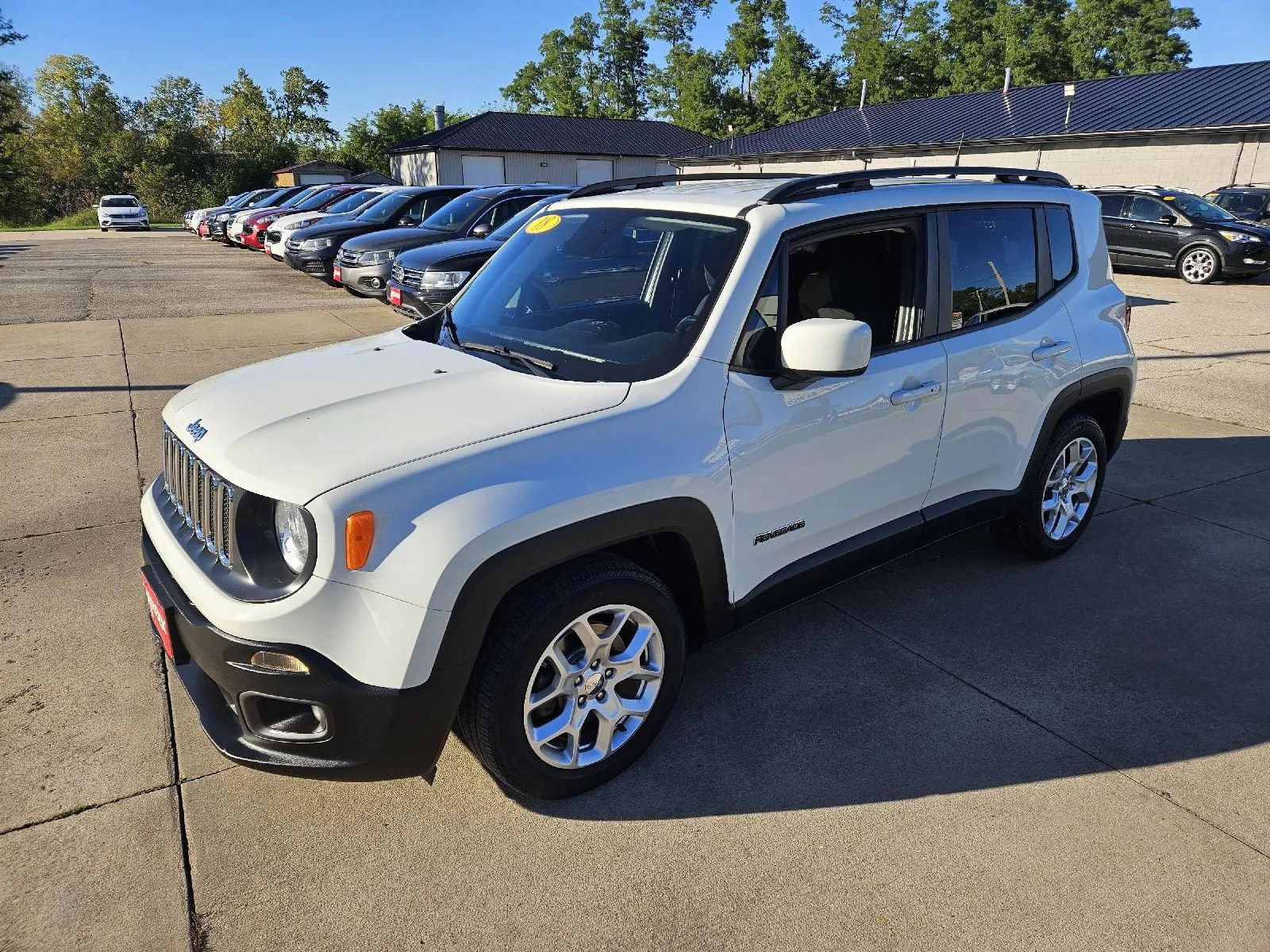 Used 2018 Jeep Renegade Latitude w/ Cold Weather Group FWD image 2