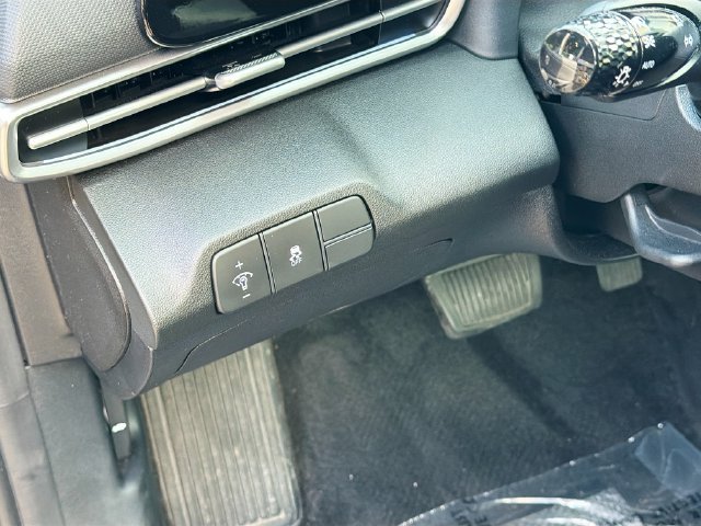 Certified 2025 Hyundai Elantra SEL FWD image 11