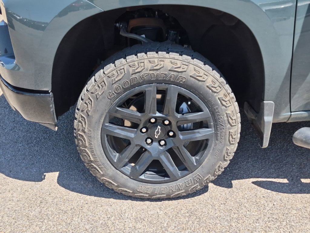 Used 2025 Chevrolet Silverado 1500 Custom Trail Boss w/ Dark Appearance Package AWD/4WD image 8