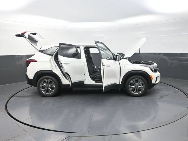 Used 2024 Kia Seltos LX AWD/4WD image 36