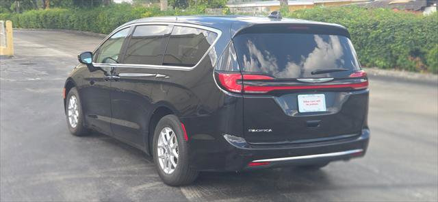 Used 2023 Chrysler Pacifica Touring-L FWD image 4