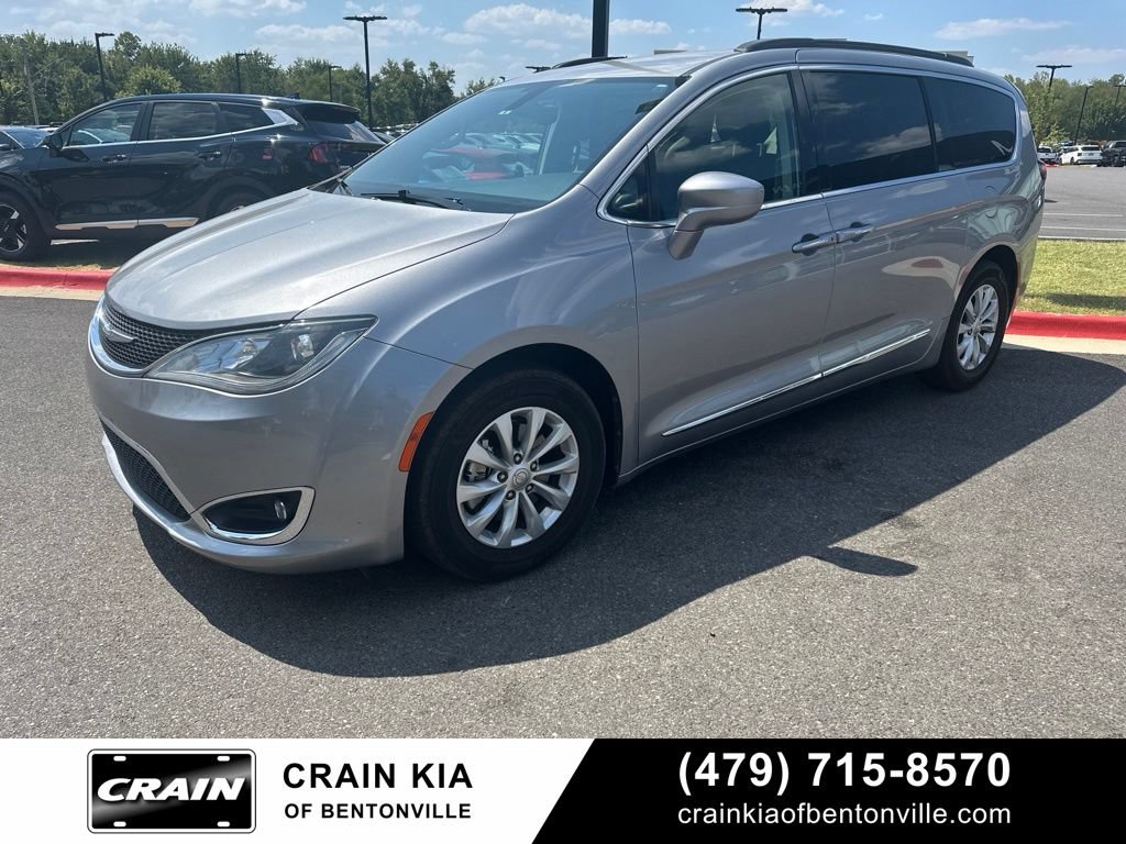 Used 2017 Chrysler Pacifica Touring-L FWD image 2