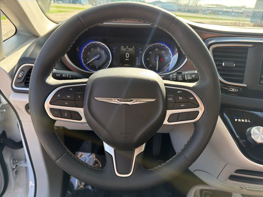 Used 2023 Chrysler Voyager LX image 14