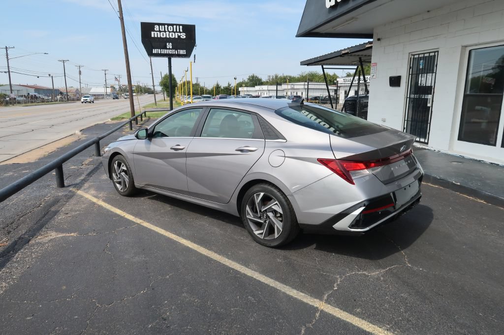 Used 2025 Hyundai Elantra Limited FWD image 4