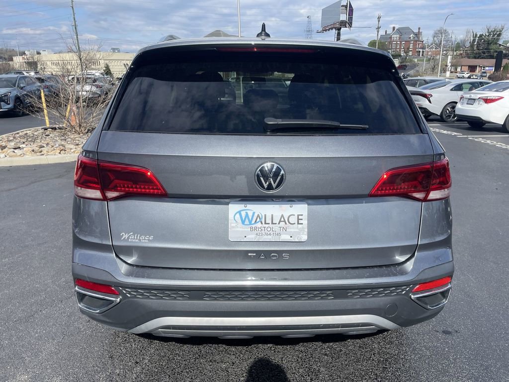 Certified 2022 Volkswagen Taos SE image 5