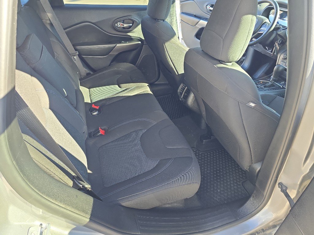 Used 2019 Jeep Cherokee Latitude w/ Cold Weather Group image 34