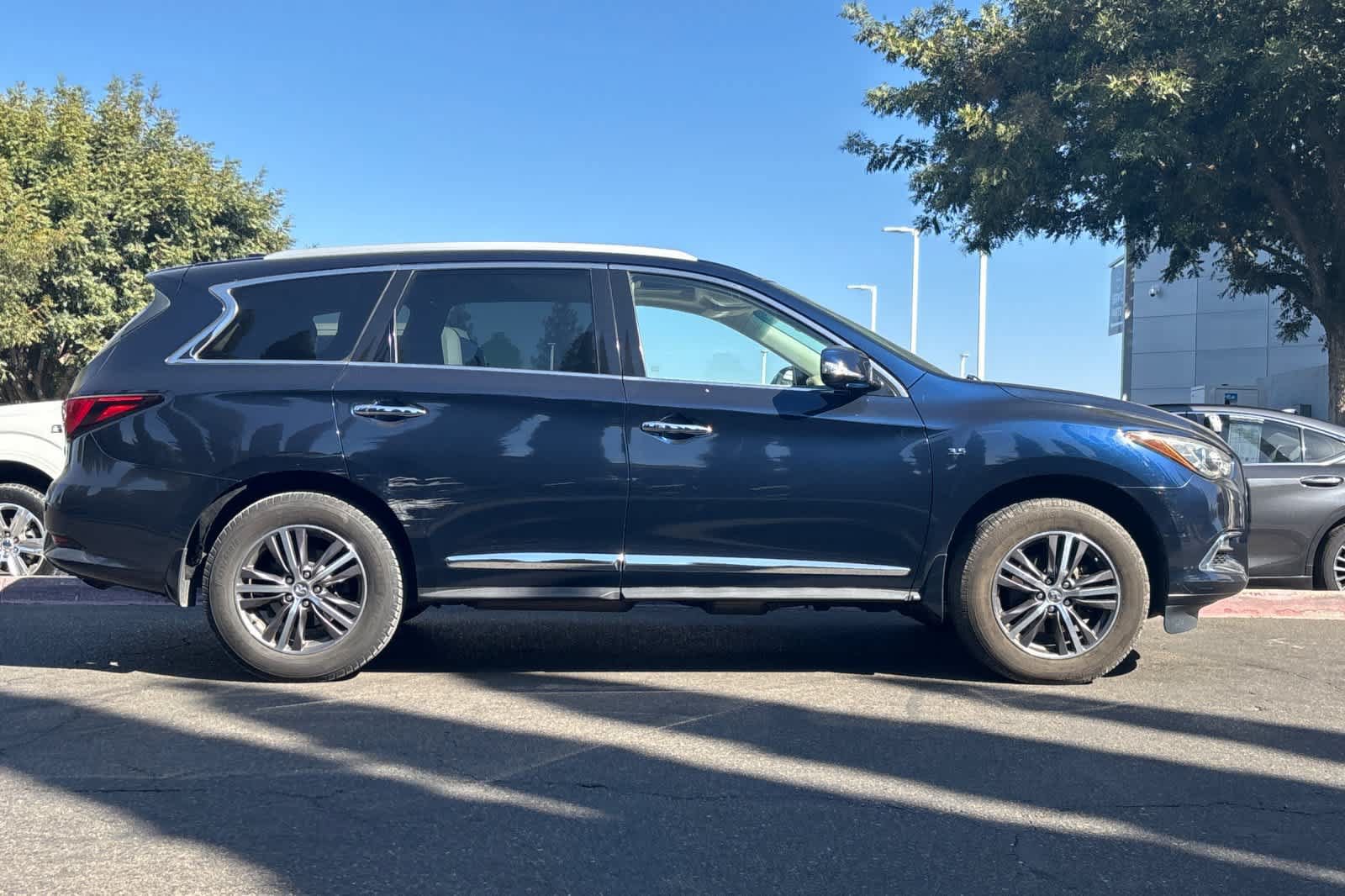 Used 2017 INFINITI QX60 Luxe w/ Premium Plus Package AWD/4WD image 9