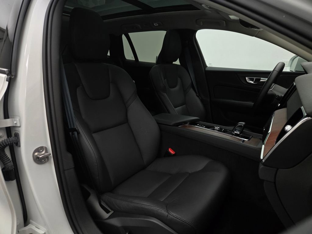 Used 2025 Volvo V60 B5 Cross Country Plus image 33
