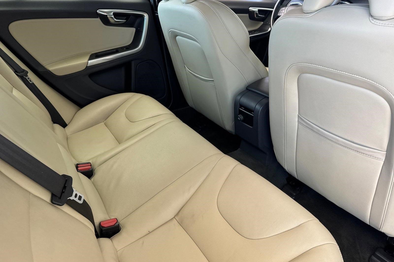 Used 2015 Volvo V60 T5 Premier w/ Convenience Package image 31