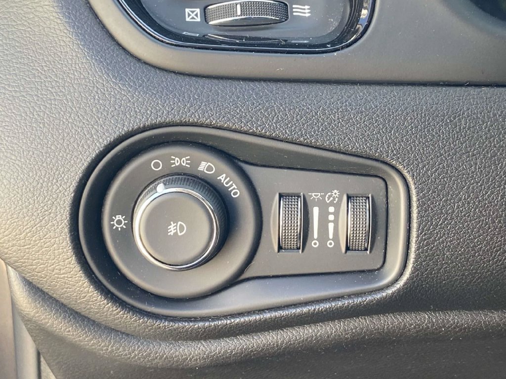 Used 2018 Jeep Renegade Altitude w/ Advanced Technology Group FWD image 24