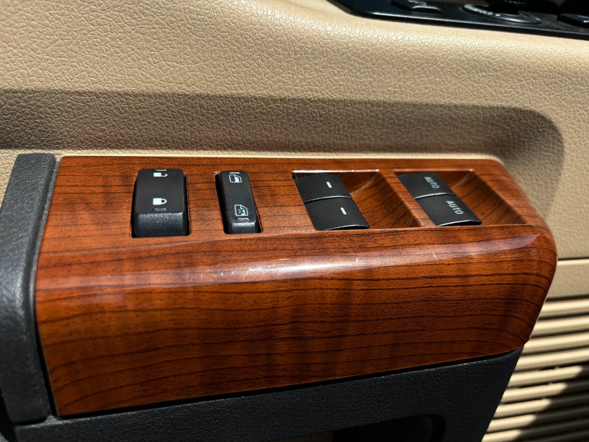 Used 2016 Ford F250 King Ranch w/ FX4 Off-Road Package AWD/4WD image 23