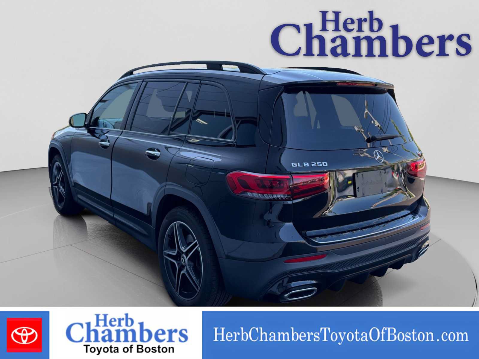 Used 2022 Mercedes-Benz GLB 250 4MATIC image 3