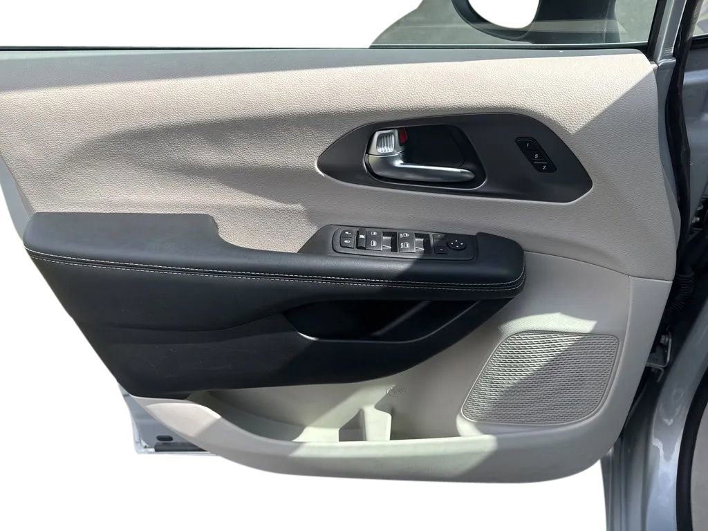 Used 2023 Chrysler Pacifica Touring-L image 10