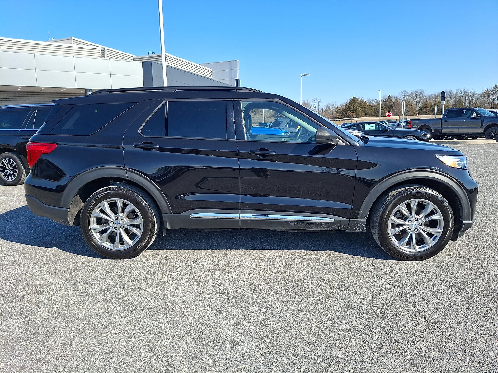 Certified 2023 Ford Explorer XLT w/ Equipment Group 202A AWD/4WD image 7