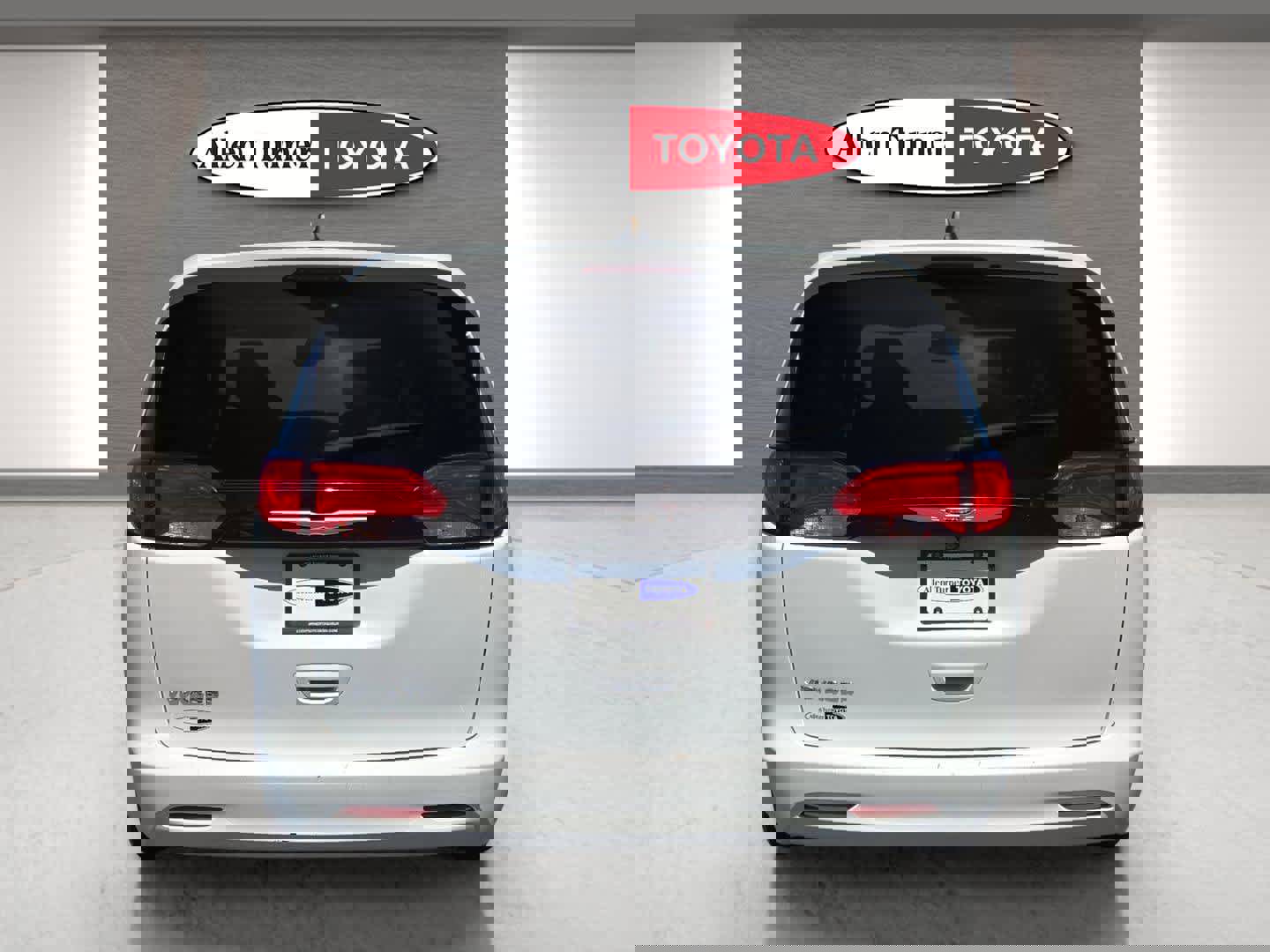 Used 2023 Chrysler Voyager LX image 7