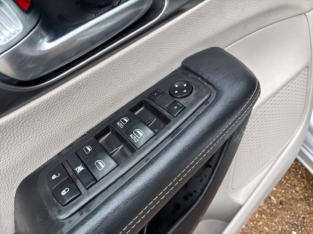 Used 2024 Chrysler Pacifica Touring-L FWD image 16