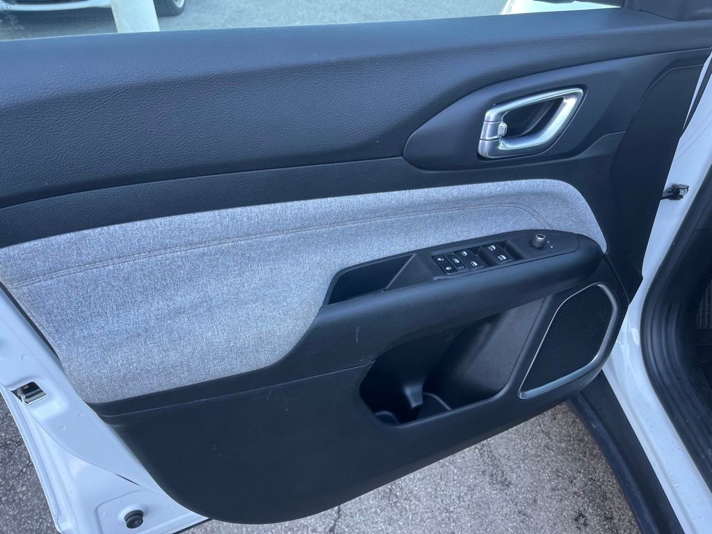 Used 2023 Jeep Compass Latitude image 10