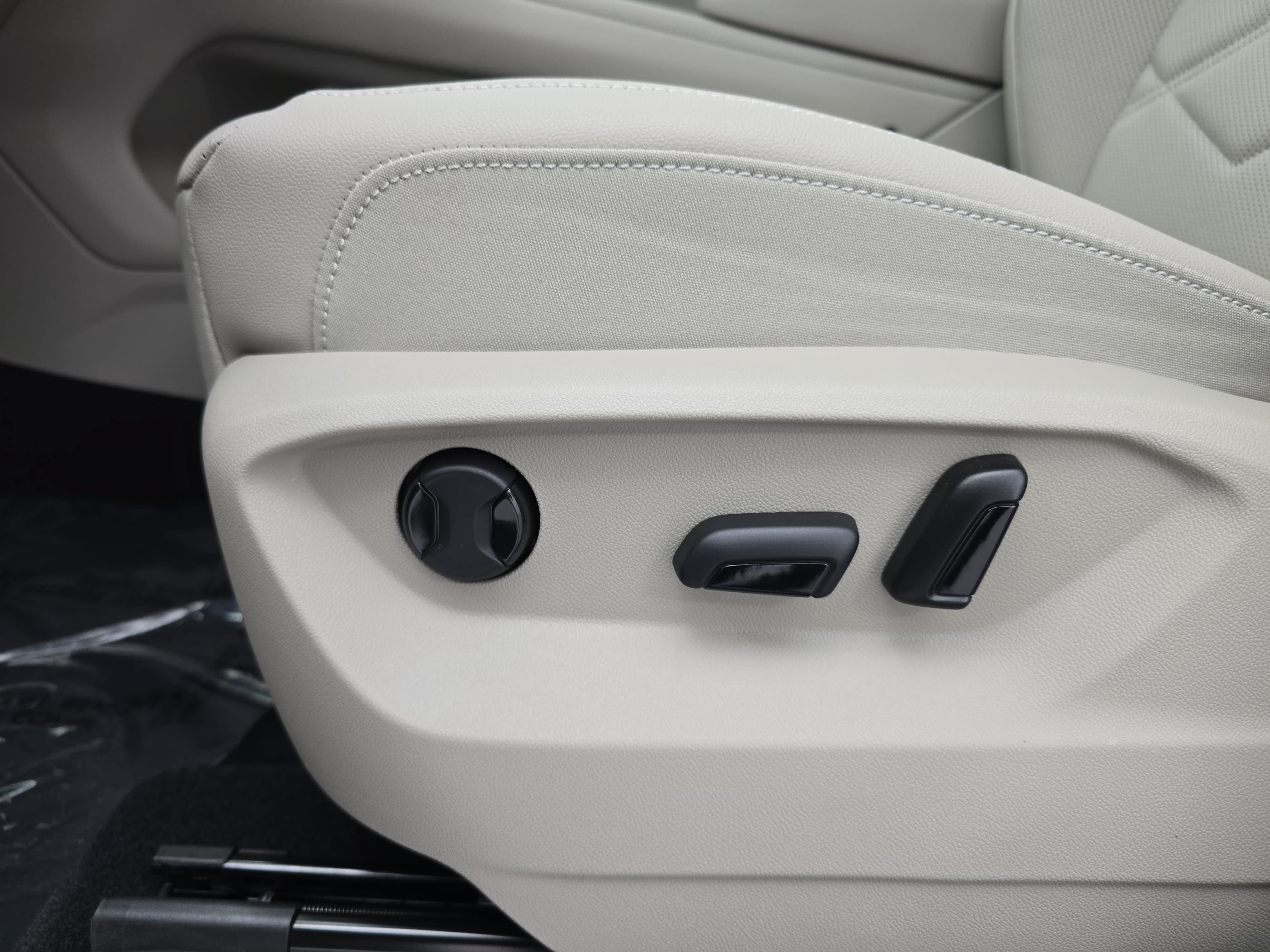 New 2026 Volkswagen Atlas SE FWD image 30