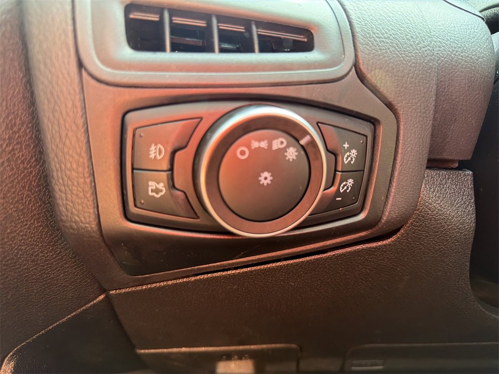 Used 2016 Ford Focus SE w/ SE Sport Package image 22