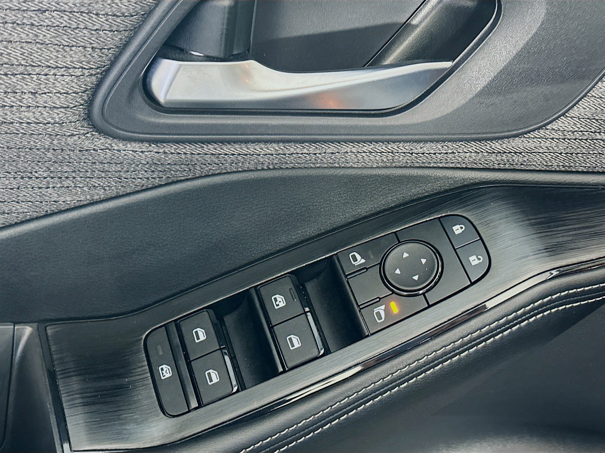 Used 2023 Nissan Rogue SV image 15