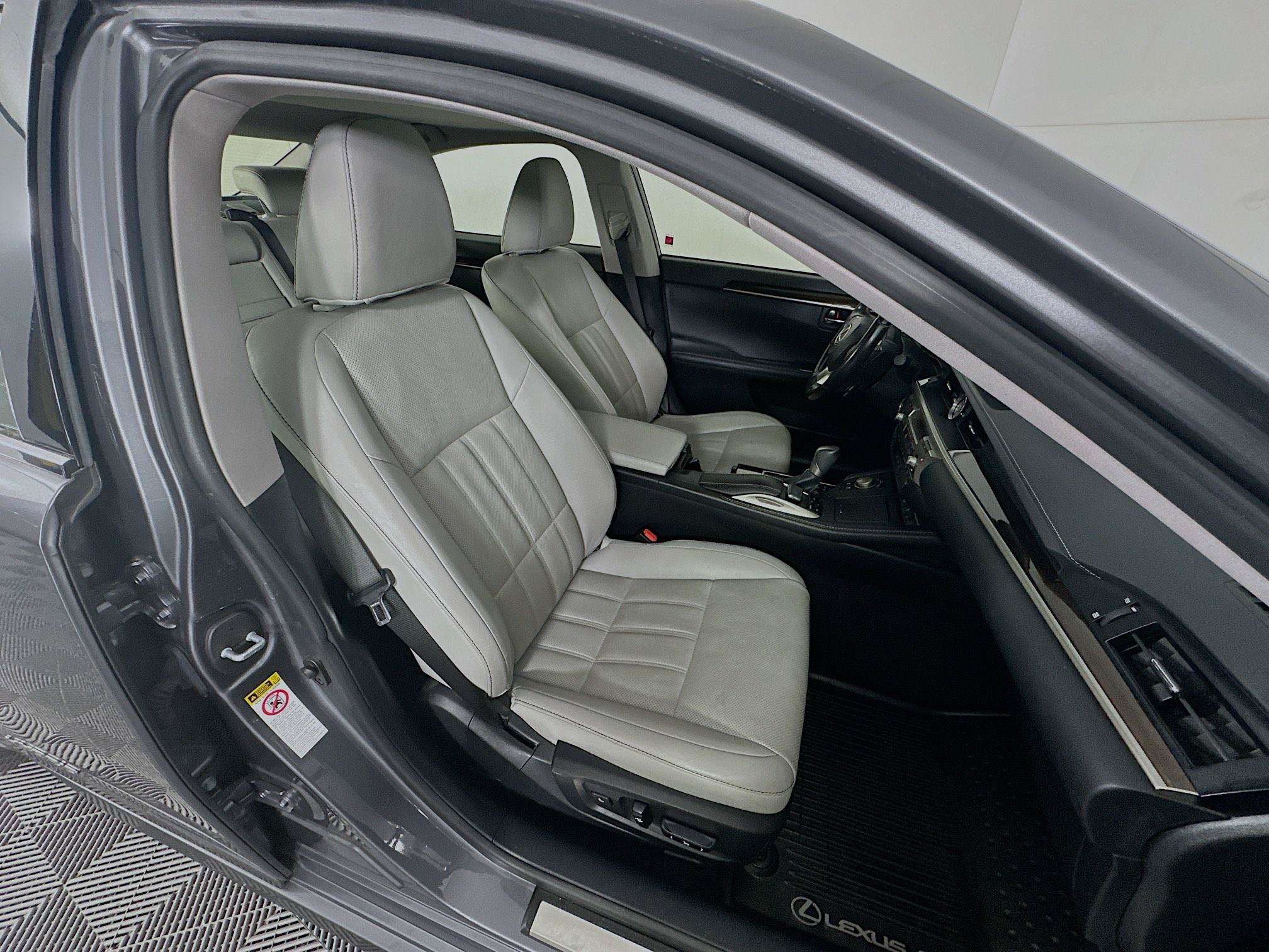 Used 2017 Lexus ES 300h w/ Luxury Package FWD image 33