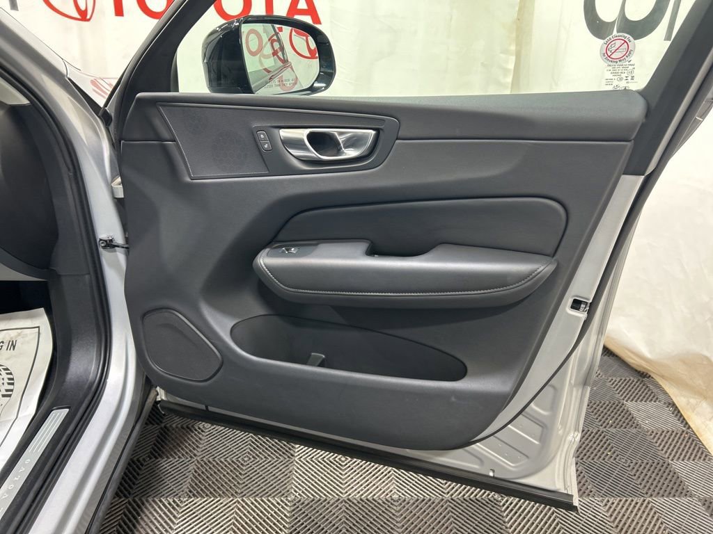 Used 2025 Volvo XC60 B5 Plus image 11