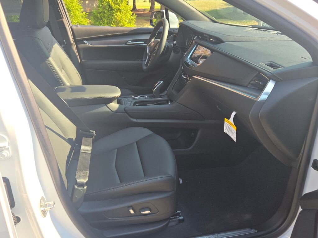 New 2025 Cadillac XT5 Luxury image 11