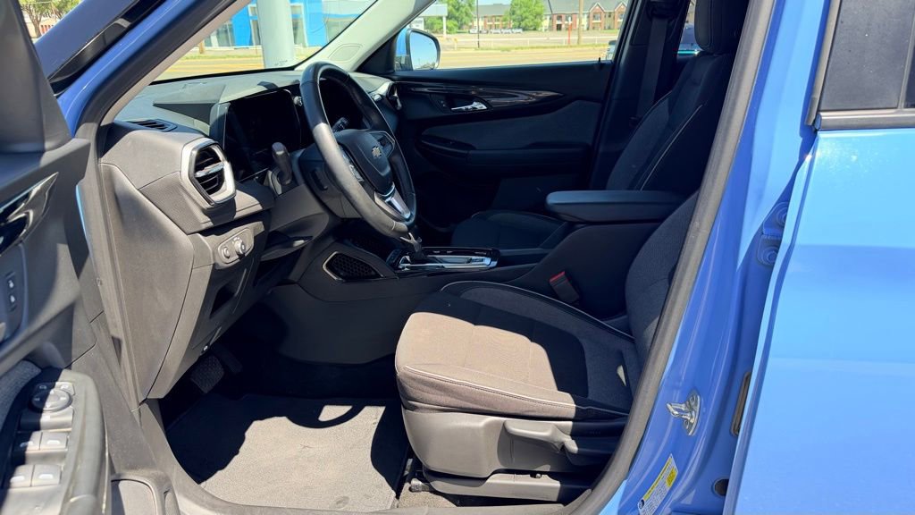 Used 2024 Chevrolet TrailBlazer LT w/ LT Cold Weather Package FWD image 17