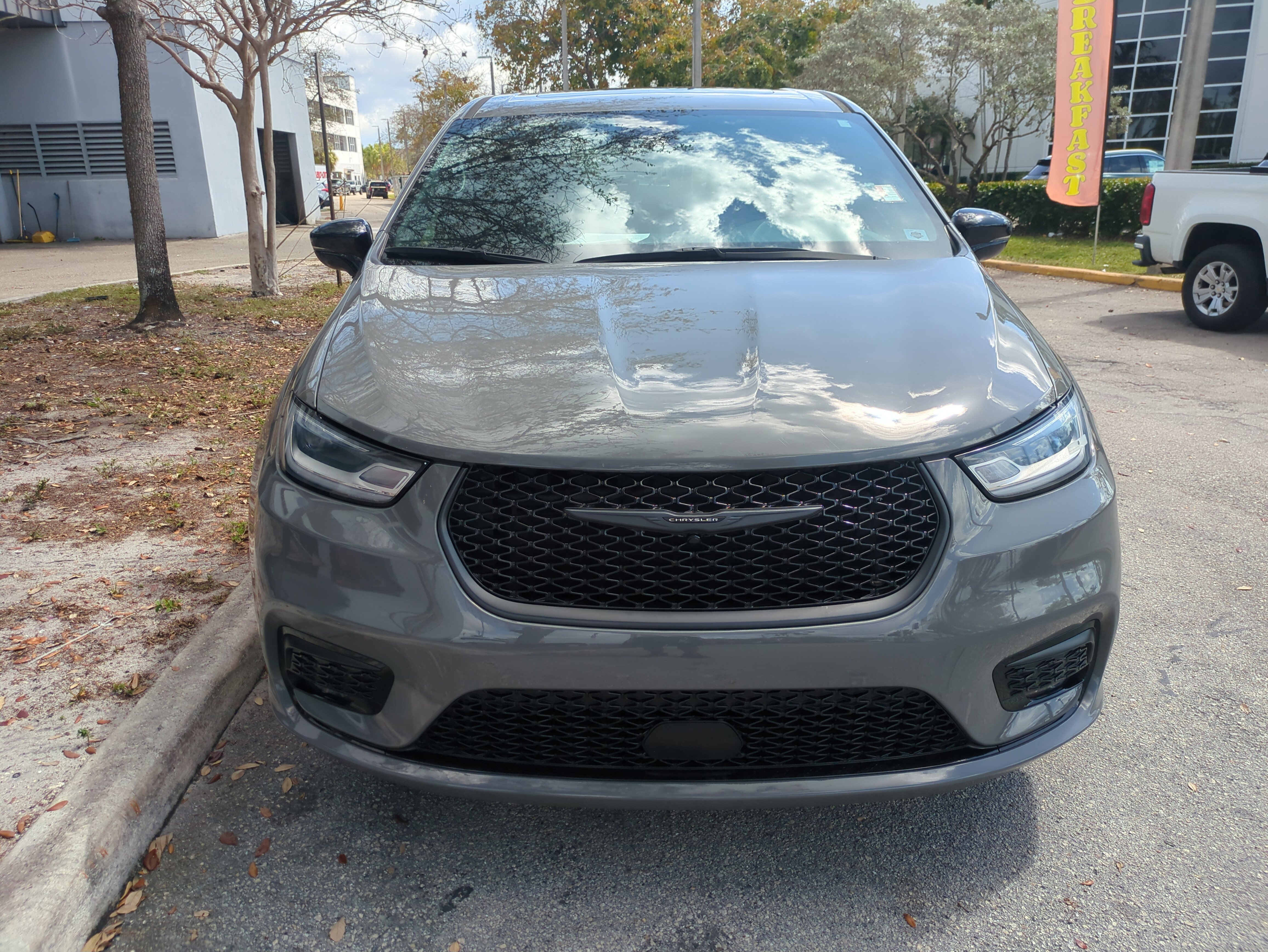 Certified 2023 Chrysler Pacifica Limited w/ Uconnect Theater Family Group image 3