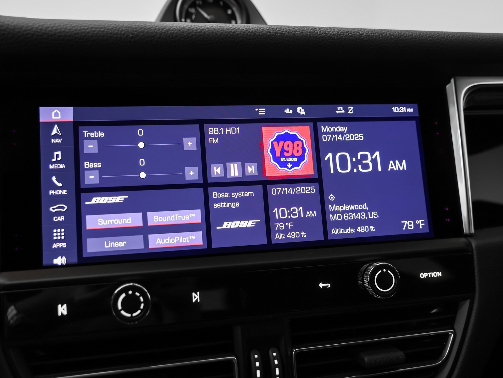 Certified 2025 Porsche Macan image 30