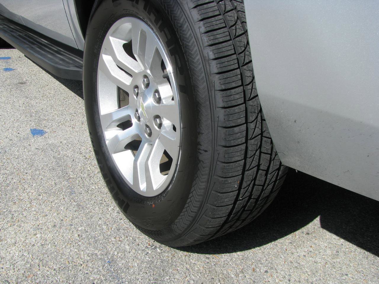 Used 2014 Chevrolet Suburban LT RWD image 8