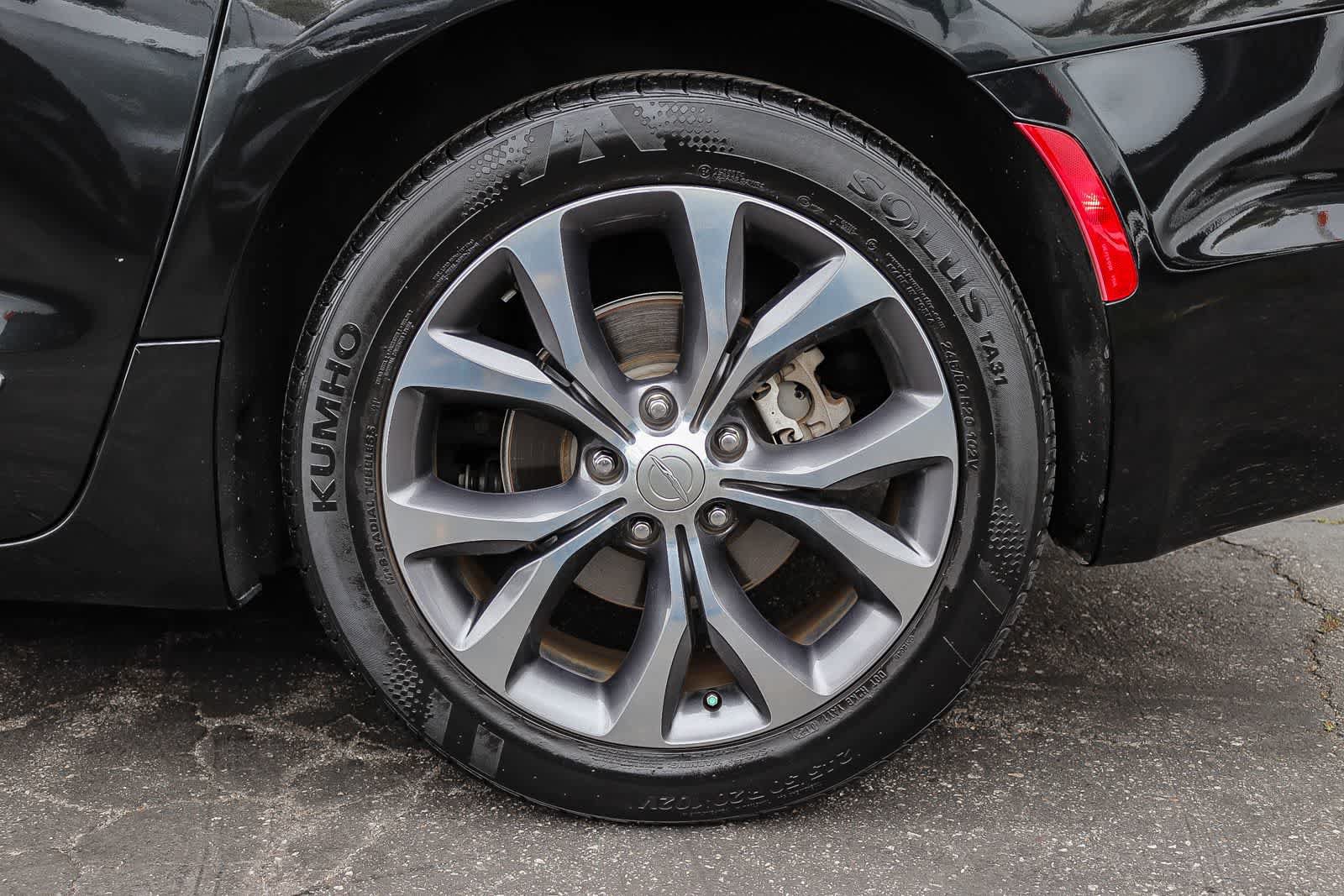 Used 2017 Chrysler Pacifica Limited FWD image 11