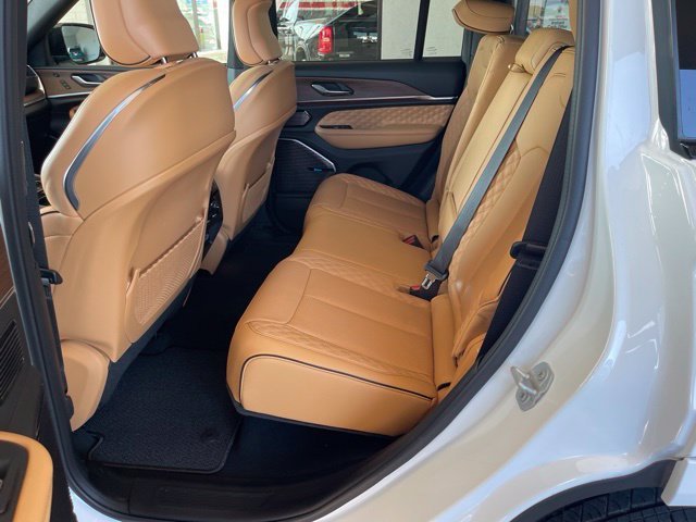 Used 2025 Jeep Grand Cherokee Summit w/ Obsidian Package AWD/4WD image 19