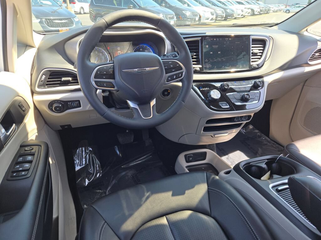 Certified 2024 Chrysler Pacifica Touring-L FWD image 23