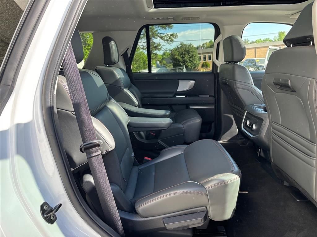 Used 2025 Ford Expedition Active RWD image 13
