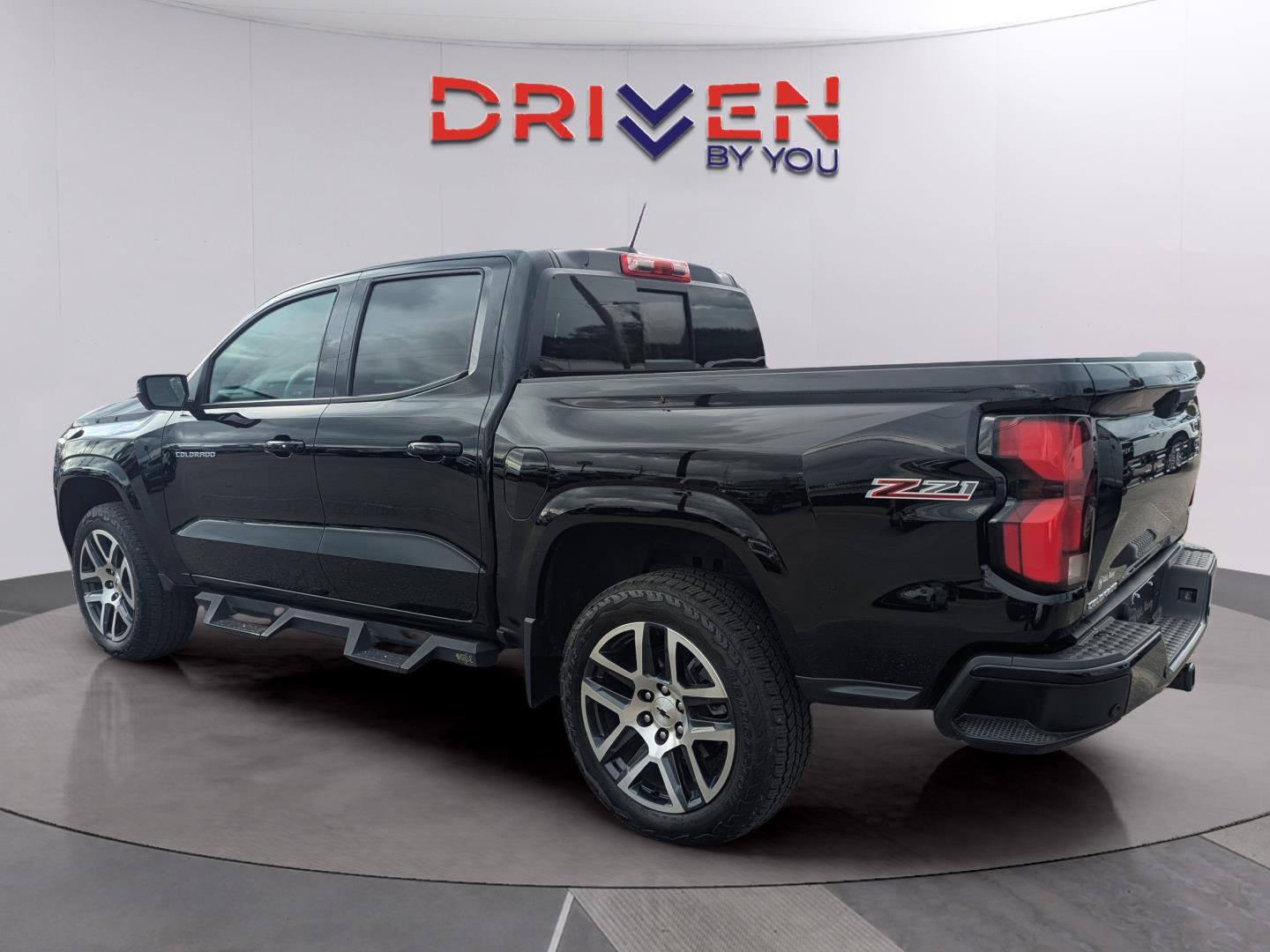 Used 2024 Chevrolet Colorado Z71 w/ Z71 Convenience Package 2 image 3