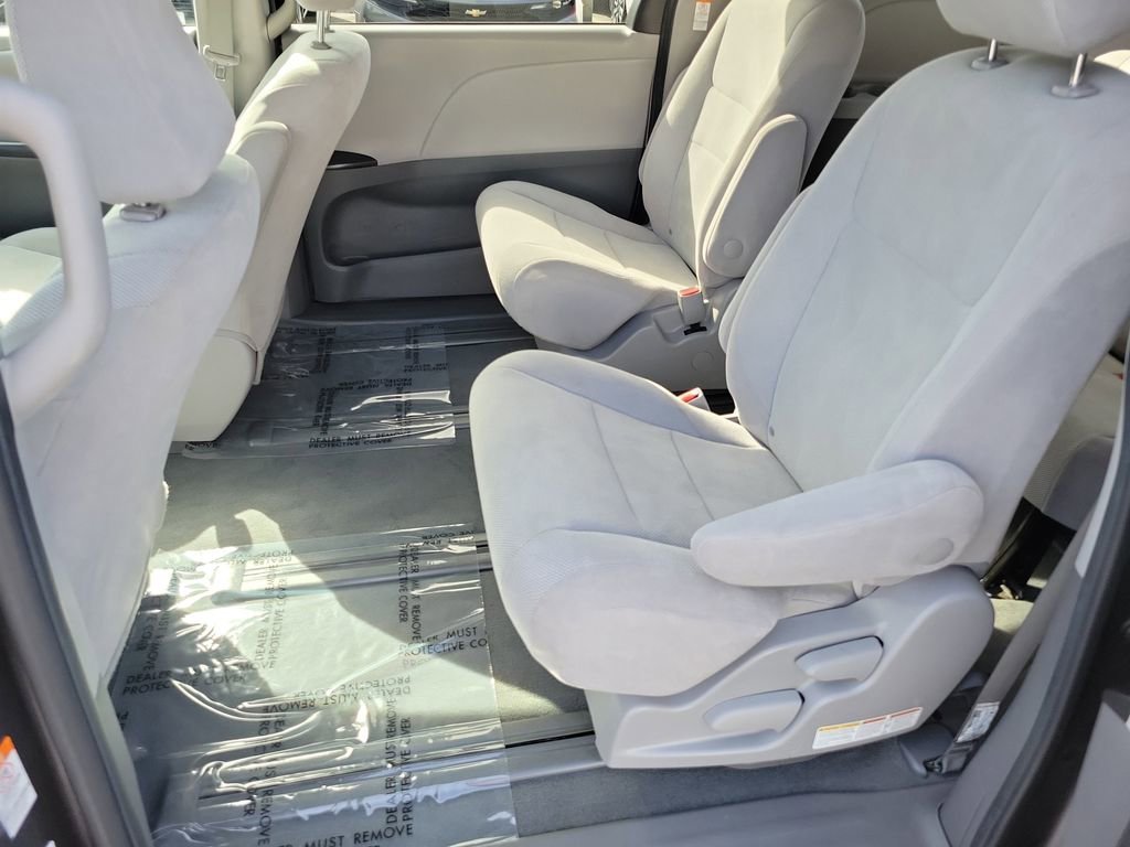 Used 2020 Toyota Sienna L w/ Carpet Mat Package image 18
